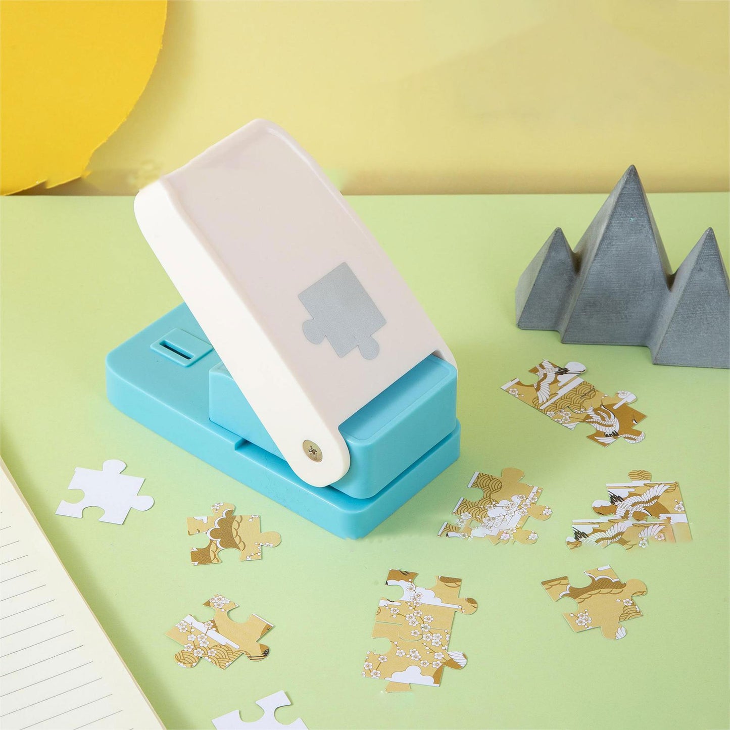 A small machine that DIY photos into puzzles, a fun and creative gift